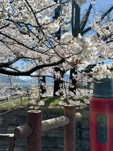 諏訪大社下社秋宮の{uncategorized: "未分類", other: "その他", undefined: "問題あり", building: "その他建物", grave: "お墓", sacred_gate: "鳥居", guardian: "狛犬", statue: "像", buddha: "仏像", history: "歴史", nature: "自然", garden: "庭園", animal: "動物", pagoda: "塔", temizu: "手水舎", mountain_gate: "山門・神門", sanctuary: "本殿・本堂", subordinate: "末社・摂社", art: "芸術", scenery: "景色", jizo: "地蔵", ema: "絵馬", goshuin: "御朱印", omikuji: "おみくじ", items: "授与品その他", amulet: "お守り", goshuincho: "御朱印帳", eats: "食事", festival: "お祭り", votive_dance: "神楽", shichigosan: "七五三参", wedding: "結婚式", experience: "体験その他", initially: "初詣", around: "周辺", anti_infection: "感染症対策"}