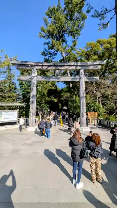 寒川神社の{uncategorized: "未分類", other: "その他", undefined: "問題あり", building: "その他建物", grave: "お墓", sacred_gate: "鳥居", guardian: "狛犬", statue: "像", buddha: "仏像", history: "歴史", nature: "自然", garden: "庭園", animal: "動物", pagoda: "塔", temizu: "手水舎", mountain_gate: "山門・神門", sanctuary: "本殿・本堂", subordinate: "末社・摂社", art: "芸術", scenery: "景色", jizo: "地蔵", ema: "絵馬", goshuin: "御朱印", omikuji: "おみくじ", items: "授与品その他", amulet: "お守り", goshuincho: "御朱印帳", eats: "食事", festival: "お祭り", votive_dance: "神楽", shichigosan: "七五三参", wedding: "結婚式", experience: "体験その他", initially: "初詣", around: "周辺", anti_infection: "感染症対策"}
