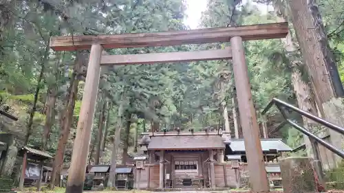 仁科神明宮の{uncategorized: "未分類", other: "その他", undefined: "問題あり", building: "その他建物", grave: "お墓", sacred_gate: "鳥居", guardian: "狛犬", statue: "像", buddha: "仏像", history: "歴史", nature: "自然", garden: "庭園", animal: "動物", pagoda: "塔", temizu: "手水舎", mountain_gate: "山門・神門", sanctuary: "本殿・本堂", subordinate: "末社・摂社", art: "芸術", scenery: "景色", jizo: "地蔵", ema: "絵馬", goshuin: "御朱印", omikuji: "おみくじ", items: "授与品その他", amulet: "お守り", goshuincho: "御朱印帳", eats: "食事", festival: "お祭り", votive_dance: "神楽", shichigosan: "七五三参", wedding: "結婚式", experience: "体験その他", initially: "初詣", around: "周辺", anti_infection: "感染症対策"}