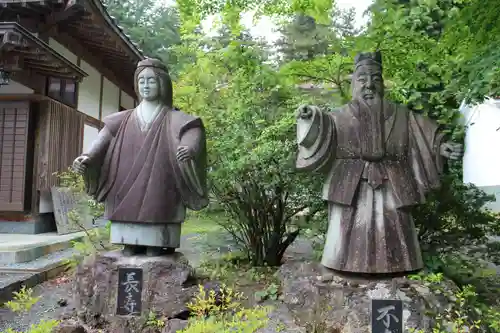 冨士御室浅間神社の像