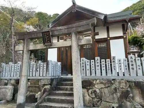 北野青龍神社／三森稲荷神社の{uncategorized: "未分類", other: "その他", undefined: "問題あり", building: "その他建物", grave: "お墓", sacred_gate: "鳥居", guardian: "狛犬", statue: "像", buddha: "仏像", history: "歴史", nature: "自然", garden: "庭園", animal: "動物", pagoda: "塔", temizu: "手水舎", mountain_gate: "山門・神門", sanctuary: "本殿・本堂", subordinate: "末社・摂社", art: "芸術", scenery: "景色", jizo: "地蔵", ema: "絵馬", goshuin: "御朱印", omikuji: "おみくじ", items: "授与品その他", amulet: "お守り", goshuincho: "御朱印帳", eats: "食事", festival: "お祭り", votive_dance: "神楽", shichigosan: "七五三参", wedding: "結婚式", experience: "体験その他", initially: "初詣", around: "周辺", anti_infection: "感染症対策"}