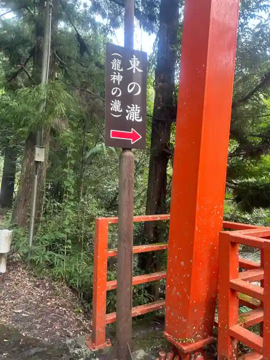 丹生川上神社(中社)の{uncategorized: "未分類", other: "その他", undefined: "問題あり", building: "その他建物", grave: "お墓", sacred_gate: "鳥居", guardian: "狛犬", statue: "像", buddha: "仏像", history: "歴史", nature: "自然", garden: "庭園", animal: "動物", pagoda: "塔", temizu: "手水舎", mountain_gate: "山門・神門", sanctuary: "本殿・本堂", subordinate: "末社・摂社", art: "芸術", scenery: "景色", jizo: "地蔵", ema: "絵馬", goshuin: "御朱印", omikuji: "おみくじ", items: "授与品その他", amulet: "お守り", goshuincho: "御朱印帳", eats: "食事", festival: "お祭り", votive_dance: "神楽", shichigosan: "七五三参", wedding: "結婚式", experience: "体験その他", initially: "初詣", around: "周辺", anti_infection: "感染症対策"}