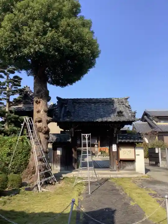 蓮忍寺の山門・神門
