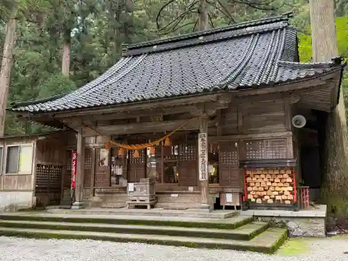 雄山神社中宮祈願殿の{uncategorized: "未分類", other: "その他", undefined: "問題あり", building: "その他建物", grave: "お墓", sacred_gate: "鳥居", guardian: "狛犬", statue: "像", buddha: "仏像", history: "歴史", nature: "自然", garden: "庭園", animal: "動物", pagoda: "塔", temizu: "手水舎", mountain_gate: "山門・神門", sanctuary: "本殿・本堂", subordinate: "末社・摂社", art: "芸術", scenery: "景色", jizo: "地蔵", ema: "絵馬", goshuin: "御朱印", omikuji: "おみくじ", items: "授与品その他", amulet: "お守り", goshuincho: "御朱印帳", eats: "食事", festival: "お祭り", votive_dance: "神楽", shichigosan: "七五三参", wedding: "結婚式", experience: "体験その他", initially: "初詣", around: "周辺", anti_infection: "感染症対策"}