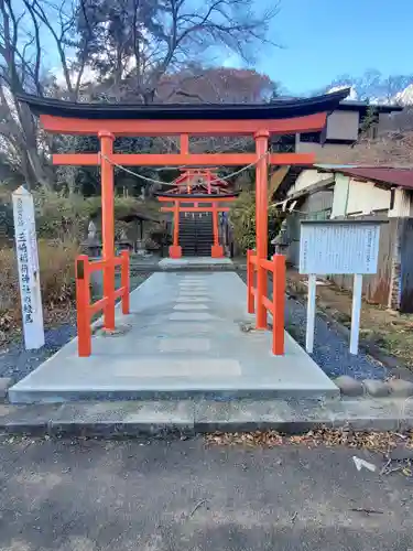 三崎稲荷神社の鳥居