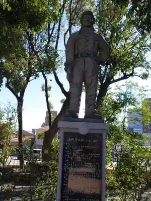 鶴羽根神社の像