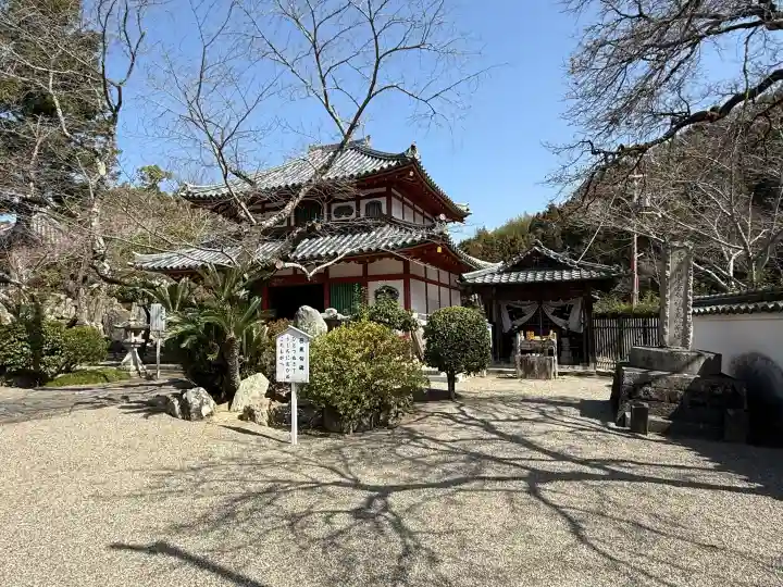 粉河寺の{uncategorized: "未分類", other: "その他", undefined: "問題あり", building: "その他建物", grave: "お墓", sacred_gate: "鳥居", guardian: "狛犬", statue: "像", buddha: "仏像", history: "歴史", nature: "自然", garden: "庭園", animal: "動物", pagoda: "塔", temizu: "手水舎", mountain_gate: "山門・神門", sanctuary: "本殿・本堂", subordinate: "末社・摂社", art: "芸術", scenery: "景色", jizo: "地蔵", ema: "絵馬", goshuin: "御朱印", omikuji: "おみくじ", items: "授与品その他", amulet: "お守り", goshuincho: "御朱印帳", eats: "食事", festival: "お祭り", votive_dance: "神楽", shichigosan: "七五三参", wedding: "結婚式", experience: "体験その他", initially: "初詣", around: "周辺", anti_infection: "感染症対策"}