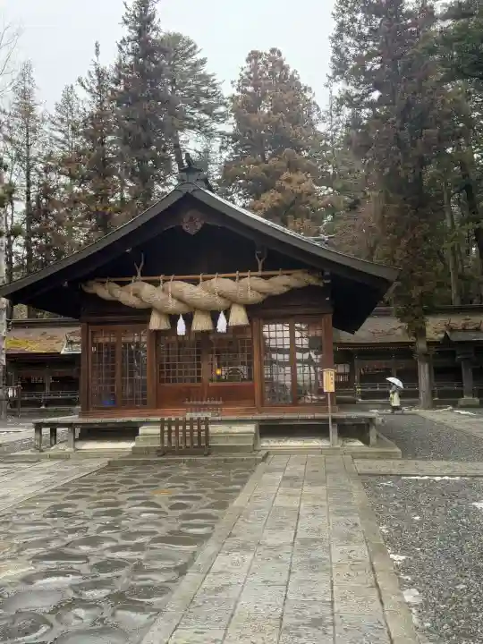 諏訪大社下社春宮の{uncategorized: "未分類", other: "その他", undefined: "問題あり", building: "その他建物", grave: "お墓", sacred_gate: "鳥居", guardian: "狛犬", statue: "像", buddha: "仏像", history: "歴史", nature: "自然", garden: "庭園", animal: "動物", pagoda: "塔", temizu: "手水舎", mountain_gate: "山門・神門", sanctuary: "本殿・本堂", subordinate: "末社・摂社", art: "芸術", scenery: "景色", jizo: "地蔵", ema: "絵馬", goshuin: "御朱印", omikuji: "おみくじ", items: "授与品その他", amulet: "お守り", goshuincho: "御朱印帳", eats: "食事", festival: "お祭り", votive_dance: "神楽", shichigosan: "七五三参", wedding: "結婚式", experience: "体験その他", initially: "初詣", around: "周辺", anti_infection: "感染症対策"}