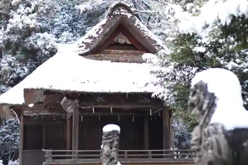 玉敷神社の{uncategorized: "未分類", other: "その他", undefined: "問題あり", building: "その他建物", grave: "お墓", sacred_gate: "鳥居", guardian: "狛犬", statue: "像", buddha: "仏像", history: "歴史", nature: "自然", garden: "庭園", animal: "動物", pagoda: "塔", temizu: "手水舎", mountain_gate: "山門・神門", sanctuary: "本殿・本堂", subordinate: "末社・摂社", art: "芸術", scenery: "景色", jizo: "地蔵", ema: "絵馬", goshuin: "御朱印", omikuji: "おみくじ", items: "授与品その他", amulet: "お守り", goshuincho: "御朱印帳", eats: "食事", festival: "お祭り", votive_dance: "神楽", shichigosan: "七五三参", wedding: "結婚式", experience: "体験その他", initially: "初詣", around: "周辺", anti_infection: "感染症対策"}