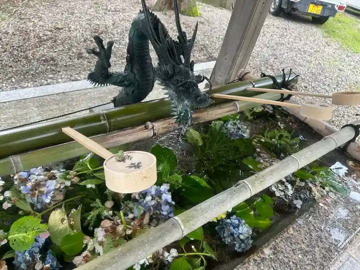 二上射水神社の手水舎