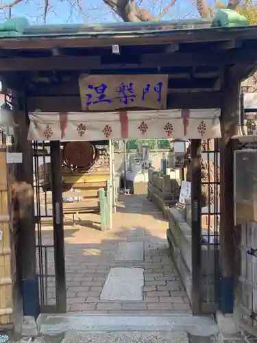 宝善院の山門