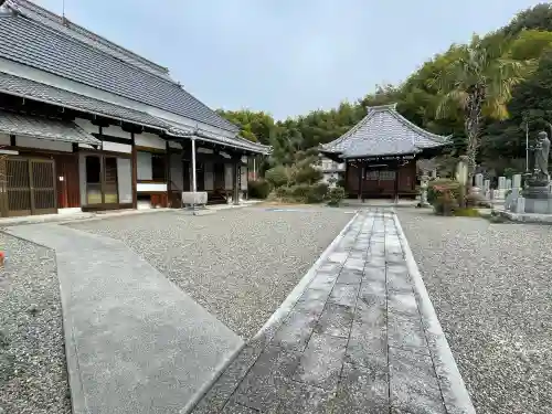 法泉寺の{uncategorized: "未分類", other: "その他", undefined: "問題あり", building: "その他建物", grave: "お墓", sacred_gate: "鳥居", guardian: "狛犬", statue: "像", buddha: "仏像", history: "歴史", nature: "自然", garden: "庭園", animal: "動物", pagoda: "塔", temizu: "手水舎", mountain_gate: "山門・神門", sanctuary: "本殿・本堂", subordinate: "末社・摂社", art: "芸術", scenery: "景色", jizo: "地蔵", ema: "絵馬", goshuin: "御朱印", omikuji: "おみくじ", items: "授与品その他", amulet: "お守り", goshuincho: "御朱印帳", eats: "食事", festival: "お祭り", votive_dance: "神楽", shichigosan: "七五三参", wedding: "結婚式", experience: "体験その他", initially: "初詣", around: "周辺", anti_infection: "感染症対策"}