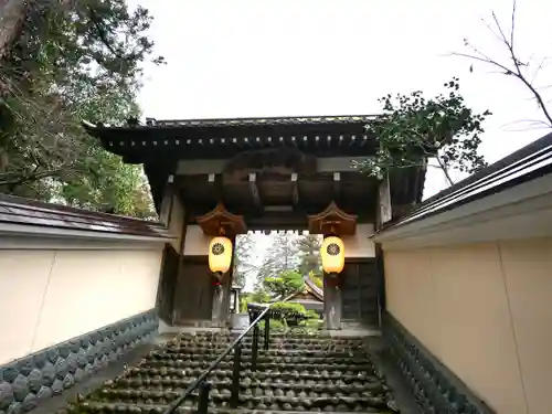 目の霊山　油山寺の山門・神門