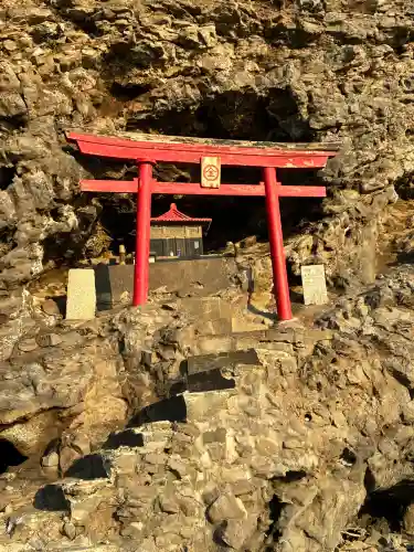金比羅神社の{uncategorized: "未分類", other: "その他", undefined: "問題あり", building: "その他建物", grave: "お墓", sacred_gate: "鳥居", guardian: "狛犬", statue: "像", buddha: "仏像", history: "歴史", nature: "自然", garden: "庭園", animal: "動物", pagoda: "塔", temizu: "手水舎", mountain_gate: "山門・神門", sanctuary: "本殿・本堂", subordinate: "末社・摂社", art: "芸術", scenery: "景色", jizo: "地蔵", ema: "絵馬", goshuin: "御朱印", omikuji: "おみくじ", items: "授与品その他", amulet: "お守り", goshuincho: "御朱印帳", eats: "食事", festival: "お祭り", votive_dance: "神楽", shichigosan: "七五三参", wedding: "結婚式", experience: "体験その他", initially: "初詣", around: "周辺", anti_infection: "感染症対策"}