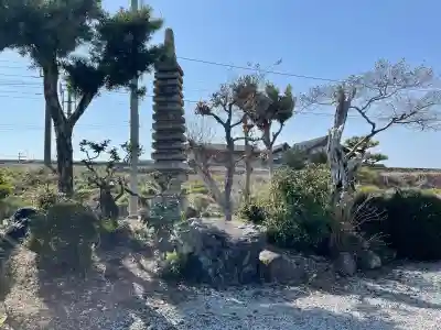 徳善寺の{uncategorized: "未分類", other: "その他", undefined: "問題あり", building: "その他建物", grave: "お墓", sacred_gate: "鳥居", guardian: "狛犬", statue: "像", buddha: "仏像", history: "歴史", nature: "自然", garden: "庭園", animal: "動物", pagoda: "塔", temizu: "手水舎", mountain_gate: "山門・神門", sanctuary: "本殿・本堂", subordinate: "末社・摂社", art: "芸術", scenery: "景色", jizo: "地蔵", ema: "絵馬", goshuin: "御朱印", omikuji: "おみくじ", items: "授与品その他", amulet: "お守り", goshuincho: "御朱印帳", eats: "食事", festival: "お祭り", votive_dance: "神楽", shichigosan: "七五三参", wedding: "結婚式", experience: "体験その他", initially: "初詣", around: "周辺", anti_infection: "感染症対策"}
