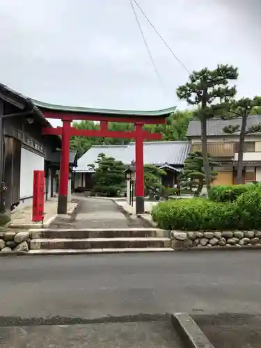 玉三稲荷神社の鳥居