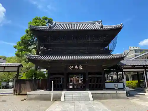 泉岳寺の山門