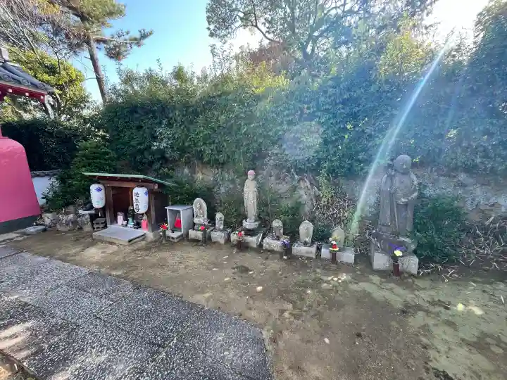 海岸寺の{uncategorized: "未分類", other: "その他", undefined: "問題あり", building: "その他建物", grave: "お墓", sacred_gate: "鳥居", guardian: "狛犬", statue: "像", buddha: "仏像", history: "歴史", nature: "自然", garden: "庭園", animal: "動物", pagoda: "塔", temizu: "手水舎", mountain_gate: "山門・神門", sanctuary: "本殿・本堂", subordinate: "末社・摂社", art: "芸術", scenery: "景色", jizo: "地蔵", ema: "絵馬", goshuin: "御朱印", omikuji: "おみくじ", items: "授与品その他", amulet: "お守り", goshuincho: "御朱印帳", eats: "食事", festival: "お祭り", votive_dance: "神楽", shichigosan: "七五三参", wedding: "結婚式", experience: "体験その他", initially: "初詣", around: "周辺", anti_infection: "感染症対策"}