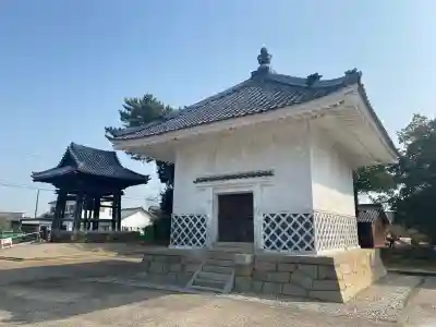 雲龍山 本證寺の{uncategorized: "未分類", other: "その他", undefined: "問題あり", building: "その他建物", grave: "お墓", sacred_gate: "鳥居", guardian: "狛犬", statue: "像", buddha: "仏像", history: "歴史", nature: "自然", garden: "庭園", animal: "動物", pagoda: "塔", temizu: "手水舎", mountain_gate: "山門・神門", sanctuary: "本殿・本堂", subordinate: "末社・摂社", art: "芸術", scenery: "景色", jizo: "地蔵", ema: "絵馬", goshuin: "御朱印", omikuji: "おみくじ", items: "授与品その他", amulet: "お守り", goshuincho: "御朱印帳", eats: "食事", festival: "お祭り", votive_dance: "神楽", shichigosan: "七五三参", wedding: "結婚式", experience: "体験その他", initially: "初詣", around: "周辺", anti_infection: "感染症対策"}