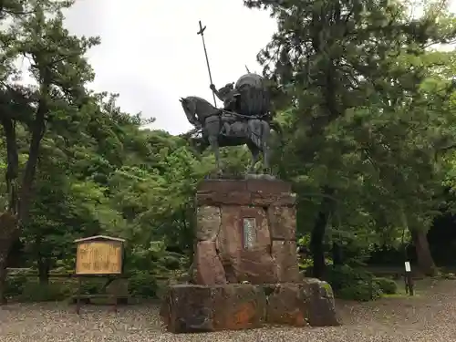 尾山神社の像