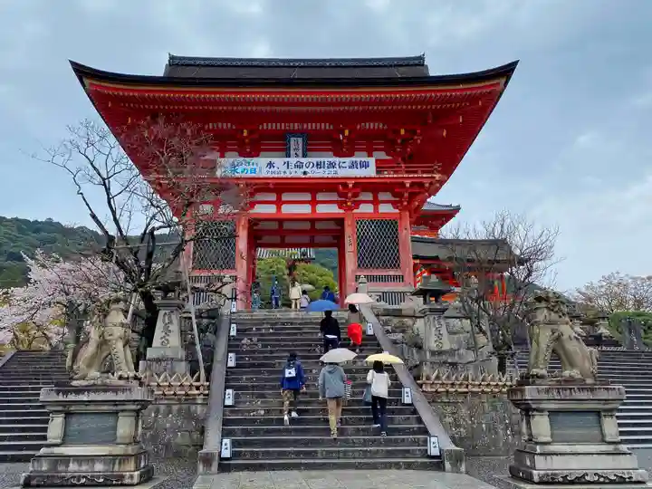 清水寺の山門・神門