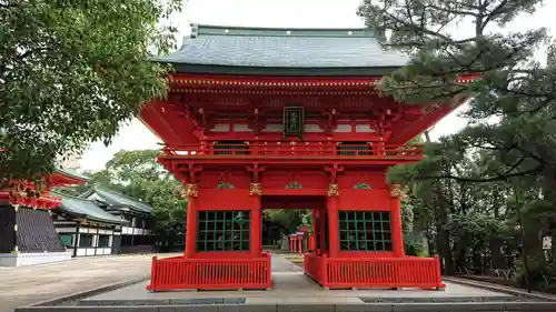 穴八幡宮の山門