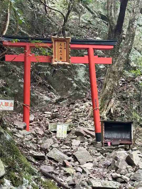 大本山七宝瀧寺の{uncategorized: "未分類", other: "その他", undefined: "問題あり", building: "その他建物", grave: "お墓", sacred_gate: "鳥居", guardian: "狛犬", statue: "像", buddha: "仏像", history: "歴史", nature: "自然", garden: "庭園", animal: "動物", pagoda: "塔", temizu: "手水舎", mountain_gate: "山門・神門", sanctuary: "本殿・本堂", subordinate: "末社・摂社", art: "芸術", scenery: "景色", jizo: "地蔵", ema: "絵馬", goshuin: "御朱印", omikuji: "おみくじ", items: "授与品その他", amulet: "お守り", goshuincho: "御朱印帳", eats: "食事", festival: "お祭り", votive_dance: "神楽", shichigosan: "七五三参", wedding: "結婚式", experience: "体験その他", initially: "初詣", around: "周辺", anti_infection: "感染症対策"}