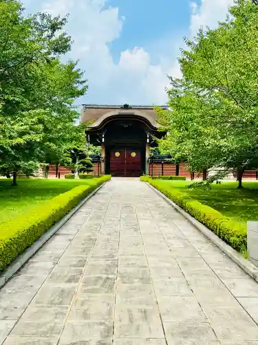 総持寺の{uncategorized: "未分類", other: "その他", undefined: "問題あり", building: "その他建物", grave: "お墓", sacred_gate: "鳥居", guardian: "狛犬", statue: "像", buddha: "仏像", history: "歴史", nature: "自然", garden: "庭園", animal: "動物", pagoda: "塔", temizu: "手水舎", mountain_gate: "山門・神門", sanctuary: "本殿・本堂", subordinate: "末社・摂社", art: "芸術", scenery: "景色", jizo: "地蔵", ema: "絵馬", goshuin: "御朱印", omikuji: "おみくじ", items: "授与品その他", amulet: "お守り", goshuincho: "御朱印帳", eats: "食事", festival: "お祭り", votive_dance: "神楽", shichigosan: "七五三参", wedding: "結婚式", experience: "体験その他", initially: "初詣", around: "周辺", anti_infection: "感染症対策"}