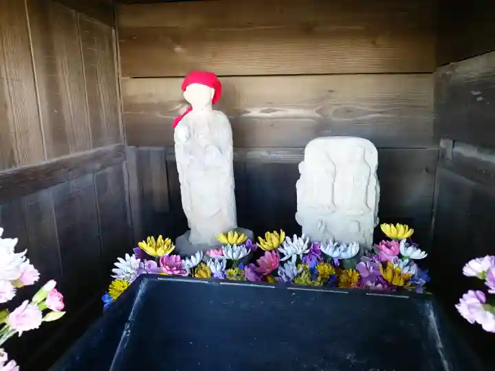 中橋地蔵尊の{uncategorized: "未分類", other: "その他", undefined: "問題あり", building: "その他建物", grave: "お墓", sacred_gate: "鳥居", guardian: "狛犬", statue: "像", buddha: "仏像", history: "歴史", nature: "自然", garden: "庭園", animal: "動物", pagoda: "塔", temizu: "手水舎", mountain_gate: "山門・神門", sanctuary: "本殿・本堂", subordinate: "末社・摂社", art: "芸術", scenery: "景色", jizo: "地蔵", ema: "絵馬", goshuin: "御朱印", omikuji: "おみくじ", items: "授与品その他", amulet: "お守り", goshuincho: "御朱印帳", eats: "食事", festival: "お祭り", votive_dance: "神楽", shichigosan: "七五三参", wedding: "結婚式", experience: "体験その他", initially: "初詣", around: "周辺", anti_infection: "感染症対策"}