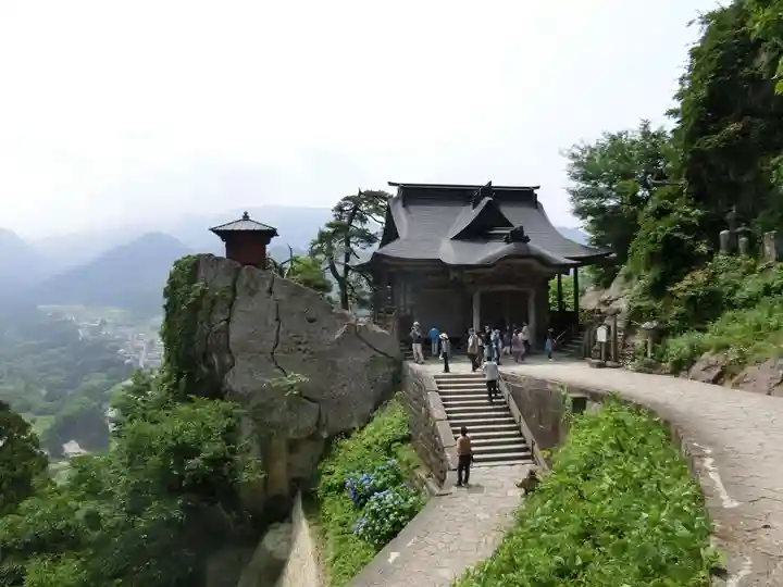 宝珠山 立石寺の本殿・本堂