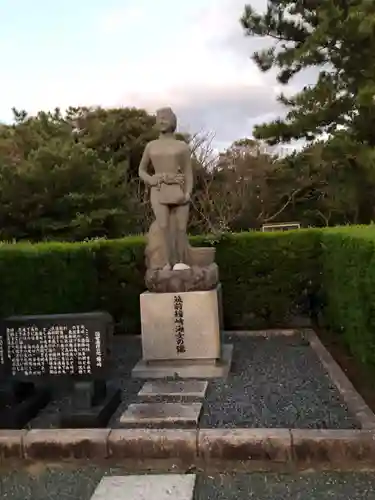 織幡神社の像