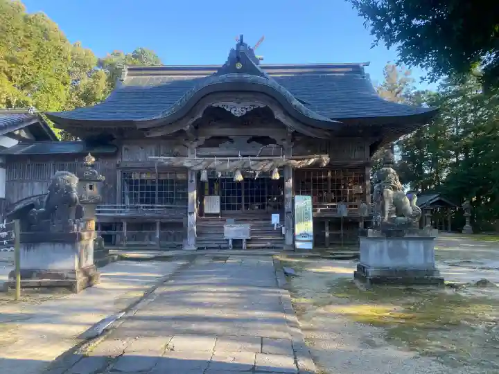 大神山神社本宮の{uncategorized: "未分類", other: "その他", undefined: "問題あり", building: "その他建物", grave: "お墓", sacred_gate: "鳥居", guardian: "狛犬", statue: "像", buddha: "仏像", history: "歴史", nature: "自然", garden: "庭園", animal: "動物", pagoda: "塔", temizu: "手水舎", mountain_gate: "山門・神門", sanctuary: "本殿・本堂", subordinate: "末社・摂社", art: "芸術", scenery: "景色", jizo: "地蔵", ema: "絵馬", goshuin: "御朱印", omikuji: "おみくじ", items: "授与品その他", amulet: "お守り", goshuincho: "御朱印帳", eats: "食事", festival: "お祭り", votive_dance: "神楽", shichigosan: "七五三参", wedding: "結婚式", experience: "体験その他", initially: "初詣", around: "周辺", anti_infection: "感染症対策"}