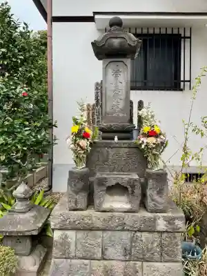 本光寺の{uncategorized: "未分類", other: "その他", undefined: "問題あり", building: "その他建物", grave: "お墓", sacred_gate: "鳥居", guardian: "狛犬", statue: "像", buddha: "仏像", history: "歴史", nature: "自然", garden: "庭園", animal: "動物", pagoda: "塔", temizu: "手水舎", mountain_gate: "山門・神門", sanctuary: "本殿・本堂", subordinate: "末社・摂社", art: "芸術", scenery: "景色", jizo: "地蔵", ema: "絵馬", goshuin: "御朱印", omikuji: "おみくじ", items: "授与品その他", amulet: "お守り", goshuincho: "御朱印帳", eats: "食事", festival: "お祭り", votive_dance: "神楽", shichigosan: "七五三参", wedding: "結婚式", experience: "体験その他", initially: "初詣", around: "周辺", anti_infection: "感染症対策"}