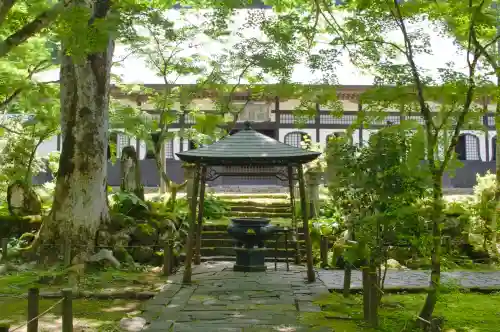 雲洞庵の{uncategorized: "未分類", other: "その他", undefined: "問題あり", building: "その他建物", grave: "お墓", sacred_gate: "鳥居", guardian: "狛犬", statue: "像", buddha: "仏像", history: "歴史", nature: "自然", garden: "庭園", animal: "動物", pagoda: "塔", temizu: "手水舎", mountain_gate: "山門・神門", sanctuary: "本殿・本堂", subordinate: "末社・摂社", art: "芸術", scenery: "景色", jizo: "地蔵", ema: "絵馬", goshuin: "御朱印", omikuji: "おみくじ", items: "授与品その他", amulet: "お守り", goshuincho: "御朱印帳", eats: "食事", festival: "お祭り", votive_dance: "神楽", shichigosan: "七五三参", wedding: "結婚式", experience: "体験その他", initially: "初詣", around: "周辺", anti_infection: "感染症対策"}