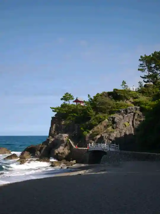 海津見神社(桂浜龍王宮)の{uncategorized: "未分類", other: "その他", undefined: "問題あり", building: "その他建物", grave: "お墓", sacred_gate: "鳥居", guardian: "狛犬", statue: "像", buddha: "仏像", history: "歴史", nature: "自然", garden: "庭園", animal: "動物", pagoda: "塔", temizu: "手水舎", mountain_gate: "山門・神門", sanctuary: "本殿・本堂", subordinate: "末社・摂社", art: "芸術", scenery: "景色", jizo: "地蔵", ema: "絵馬", goshuin: "御朱印", omikuji: "おみくじ", items: "授与品その他", amulet: "お守り", goshuincho: "御朱印帳", eats: "食事", festival: "お祭り", votive_dance: "神楽", shichigosan: "七五三参", wedding: "結婚式", experience: "体験その他", initially: "初詣", around: "周辺", anti_infection: "感染症対策"}