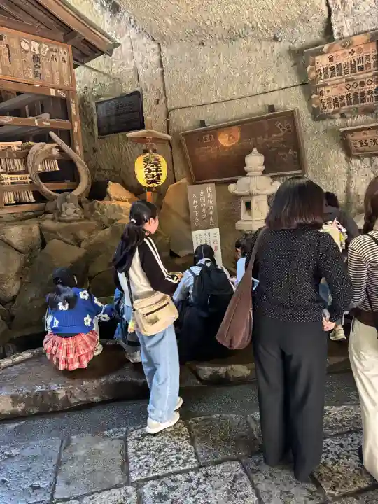 銭洗弁財天宇賀福神社の{uncategorized: "未分類", other: "その他", undefined: "問題あり", building: "その他建物", grave: "お墓", sacred_gate: "鳥居", guardian: "狛犬", statue: "像", buddha: "仏像", history: "歴史", nature: "自然", garden: "庭園", animal: "動物", pagoda: "塔", temizu: "手水舎", mountain_gate: "山門・神門", sanctuary: "本殿・本堂", subordinate: "末社・摂社", art: "芸術", scenery: "景色", jizo: "地蔵", ema: "絵馬", goshuin: "御朱印", omikuji: "おみくじ", items: "授与品その他", amulet: "お守り", goshuincho: "御朱印帳", eats: "食事", festival: "お祭り", votive_dance: "神楽", shichigosan: "七五三参", wedding: "結婚式", experience: "体験その他", initially: "初詣", around: "周辺", anti_infection: "感染症対策"}