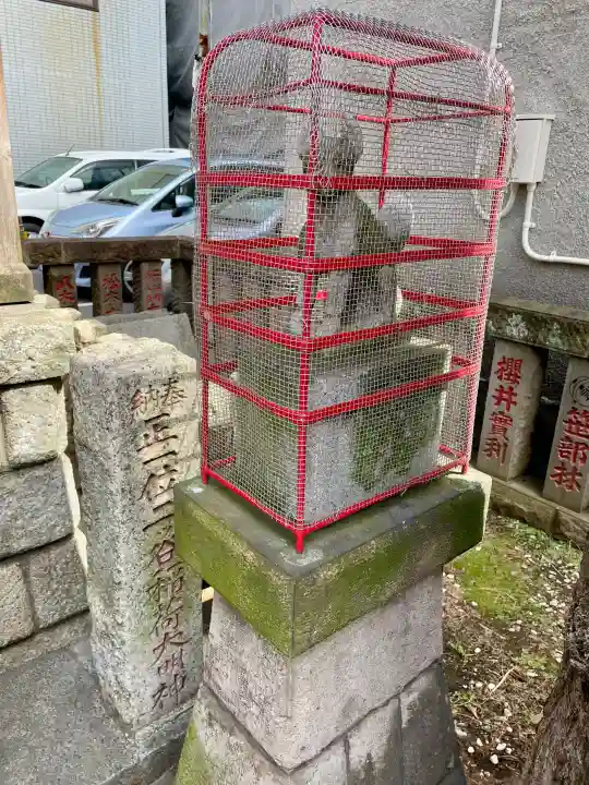 二ツ谷稲荷神社の{uncategorized: "未分類", other: "その他", undefined: "問題あり", building: "その他建物", grave: "お墓", sacred_gate: "鳥居", guardian: "狛犬", statue: "像", buddha: "仏像", history: "歴史", nature: "自然", garden: "庭園", animal: "動物", pagoda: "塔", temizu: "手水舎", mountain_gate: "山門・神門", sanctuary: "本殿・本堂", subordinate: "末社・摂社", art: "芸術", scenery: "景色", jizo: "地蔵", ema: "絵馬", goshuin: "御朱印", omikuji: "おみくじ", items: "授与品その他", amulet: "お守り", goshuincho: "御朱印帳", eats: "食事", festival: "お祭り", votive_dance: "神楽", shichigosan: "七五三参", wedding: "結婚式", experience: "体験その他", initially: "初詣", around: "周辺", anti_infection: "感染症対策"}
