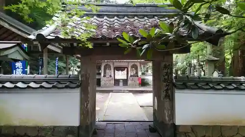 誕生寺の山門