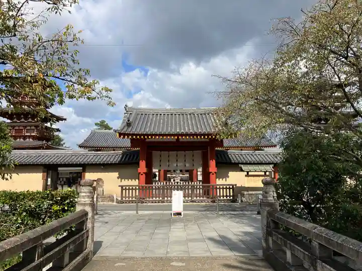 薬師寺の山門・神門