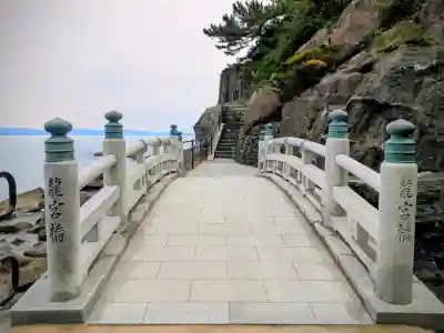 海津見神社（桂浜龍王宮）の{uncategorized: "未分類", other: "その他", undefined: "問題あり", building: "その他建物", grave: "お墓", sacred_gate: "鳥居", guardian: "狛犬", statue: "像", buddha: "仏像", history: "歴史", nature: "自然", garden: "庭園", animal: "動物", pagoda: "塔", temizu: "手水舎", mountain_gate: "山門・神門", sanctuary: "本殿・本堂", subordinate: "末社・摂社", art: "芸術", scenery: "景色", jizo: "地蔵", ema: "絵馬", goshuin: "御朱印", omikuji: "おみくじ", items: "授与品その他", amulet: "お守り", goshuincho: "御朱印帳", eats: "食事", festival: "お祭り", votive_dance: "神楽", shichigosan: "七五三参", wedding: "結婚式", experience: "体験その他", initially: "初詣", around: "周辺", anti_infection: "感染症対策"}