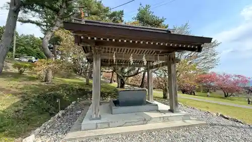 石崎地主海神社の{uncategorized: "未分類", other: "その他", undefined: "問題あり", building: "その他建物", grave: "お墓", sacred_gate: "鳥居", guardian: "狛犬", statue: "像", buddha: "仏像", history: "歴史", nature: "自然", garden: "庭園", animal: "動物", pagoda: "塔", temizu: "手水舎", mountain_gate: "山門・神門", sanctuary: "本殿・本堂", subordinate: "末社・摂社", art: "芸術", scenery: "景色", jizo: "地蔵", ema: "絵馬", goshuin: "御朱印", omikuji: "おみくじ", items: "授与品その他", amulet: "お守り", goshuincho: "御朱印帳", eats: "食事", festival: "お祭り", votive_dance: "神楽", shichigosan: "七五三参", wedding: "結婚式", experience: "体験その他", initially: "初詣", around: "周辺", anti_infection: "感染症対策"}