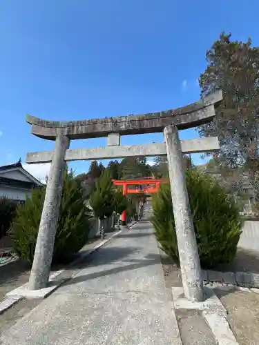 久井稲生神社の{uncategorized: "未分類", other: "その他", undefined: "問題あり", building: "その他建物", grave: "お墓", sacred_gate: "鳥居", guardian: "狛犬", statue: "像", buddha: "仏像", history: "歴史", nature: "自然", garden: "庭園", animal: "動物", pagoda: "塔", temizu: "手水舎", mountain_gate: "山門・神門", sanctuary: "本殿・本堂", subordinate: "末社・摂社", art: "芸術", scenery: "景色", jizo: "地蔵", ema: "絵馬", goshuin: "御朱印", omikuji: "おみくじ", items: "授与品その他", amulet: "お守り", goshuincho: "御朱印帳", eats: "食事", festival: "お祭り", votive_dance: "神楽", shichigosan: "七五三参", wedding: "結婚式", experience: "体験その他", initially: "初詣", around: "周辺", anti_infection: "感染症対策"}