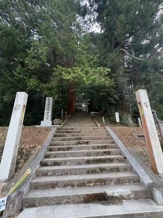 高岡神社の{uncategorized: "未分類", other: "その他", undefined: "問題あり", building: "その他建物", grave: "お墓", sacred_gate: "鳥居", guardian: "狛犬", statue: "像", buddha: "仏像", history: "歴史", nature: "自然", garden: "庭園", animal: "動物", pagoda: "塔", temizu: "手水舎", mountain_gate: "山門・神門", sanctuary: "本殿・本堂", subordinate: "末社・摂社", art: "芸術", scenery: "景色", jizo: "地蔵", ema: "絵馬", goshuin: "御朱印", omikuji: "おみくじ", items: "授与品その他", amulet: "お守り", goshuincho: "御朱印帳", eats: "食事", festival: "お祭り", votive_dance: "神楽", shichigosan: "七五三参", wedding: "結婚式", experience: "体験その他", initially: "初詣", around: "周辺", anti_infection: "感染症対策"}