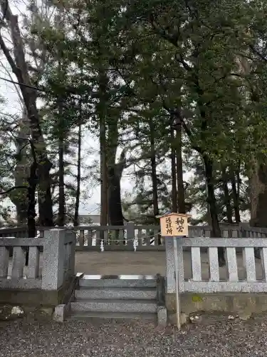 諏訪大社下社秋宮の{uncategorized: "未分類", other: "その他", undefined: "問題あり", building: "その他建物", grave: "お墓", sacred_gate: "鳥居", guardian: "狛犬", statue: "像", buddha: "仏像", history: "歴史", nature: "自然", garden: "庭園", animal: "動物", pagoda: "塔", temizu: "手水舎", mountain_gate: "山門・神門", sanctuary: "本殿・本堂", subordinate: "末社・摂社", art: "芸術", scenery: "景色", jizo: "地蔵", ema: "絵馬", goshuin: "御朱印", omikuji: "おみくじ", items: "授与品その他", amulet: "お守り", goshuincho: "御朱印帳", eats: "食事", festival: "お祭り", votive_dance: "神楽", shichigosan: "七五三参", wedding: "結婚式", experience: "体験その他", initially: "初詣", around: "周辺", anti_infection: "感染症対策"}