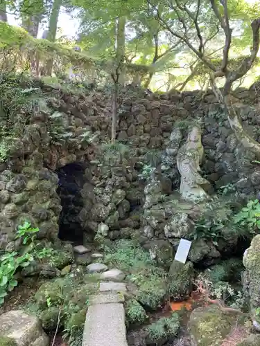 洞窟観音・徳明園・山徳記念館の庭園