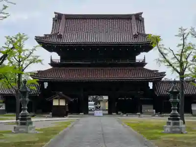 井波別院瑞泉寺の{uncategorized: "未分類", other: "その他", undefined: "問題あり", building: "その他建物", grave: "お墓", sacred_gate: "鳥居", guardian: "狛犬", statue: "像", buddha: "仏像", history: "歴史", nature: "自然", garden: "庭園", animal: "動物", pagoda: "塔", temizu: "手水舎", mountain_gate: "山門・神門", sanctuary: "本殿・本堂", subordinate: "末社・摂社", art: "芸術", scenery: "景色", jizo: "地蔵", ema: "絵馬", goshuin: "御朱印", omikuji: "おみくじ", items: "授与品その他", amulet: "お守り", goshuincho: "御朱印帳", eats: "食事", festival: "お祭り", votive_dance: "神楽", shichigosan: "七五三参", wedding: "結婚式", experience: "体験その他", initially: "初詣", around: "周辺", anti_infection: "感染症対策"}