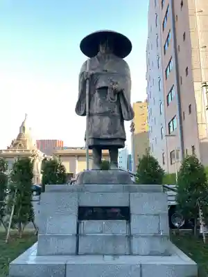 築地本願寺(本願寺築地別院)の像