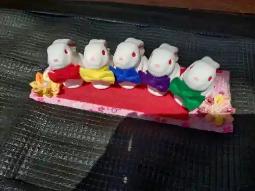 三輪神社の{uncategorized: "未分類", other: "その他", undefined: "問題あり", building: "その他建物", grave: "お墓", sacred_gate: "鳥居", guardian: "狛犬", statue: "像", buddha: "仏像", history: "歴史", nature: "自然", garden: "庭園", animal: "動物", pagoda: "塔", temizu: "手水舎", mountain_gate: "山門・神門", sanctuary: "本殿・本堂", subordinate: "末社・摂社", art: "芸術", scenery: "景色", jizo: "地蔵", ema: "絵馬", goshuin: "御朱印", omikuji: "おみくじ", items: "授与品その他", amulet: "お守り", goshuincho: "御朱印帳", eats: "食事", festival: "お祭り", votive_dance: "神楽", shichigosan: "七五三参", wedding: "結婚式", experience: "体験その他", initially: "初詣", around: "周辺", anti_infection: "感染症対策"}