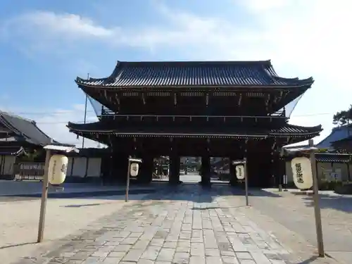 本山専修寺の山門