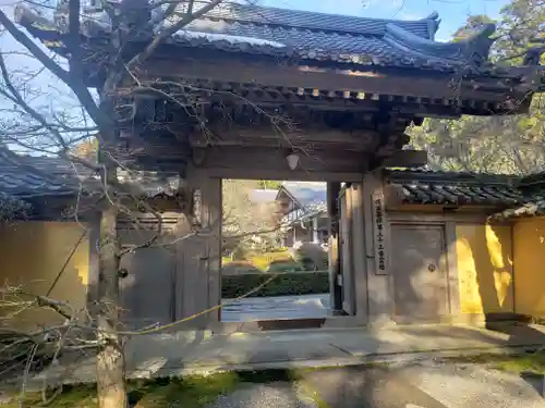 西明寺の山門